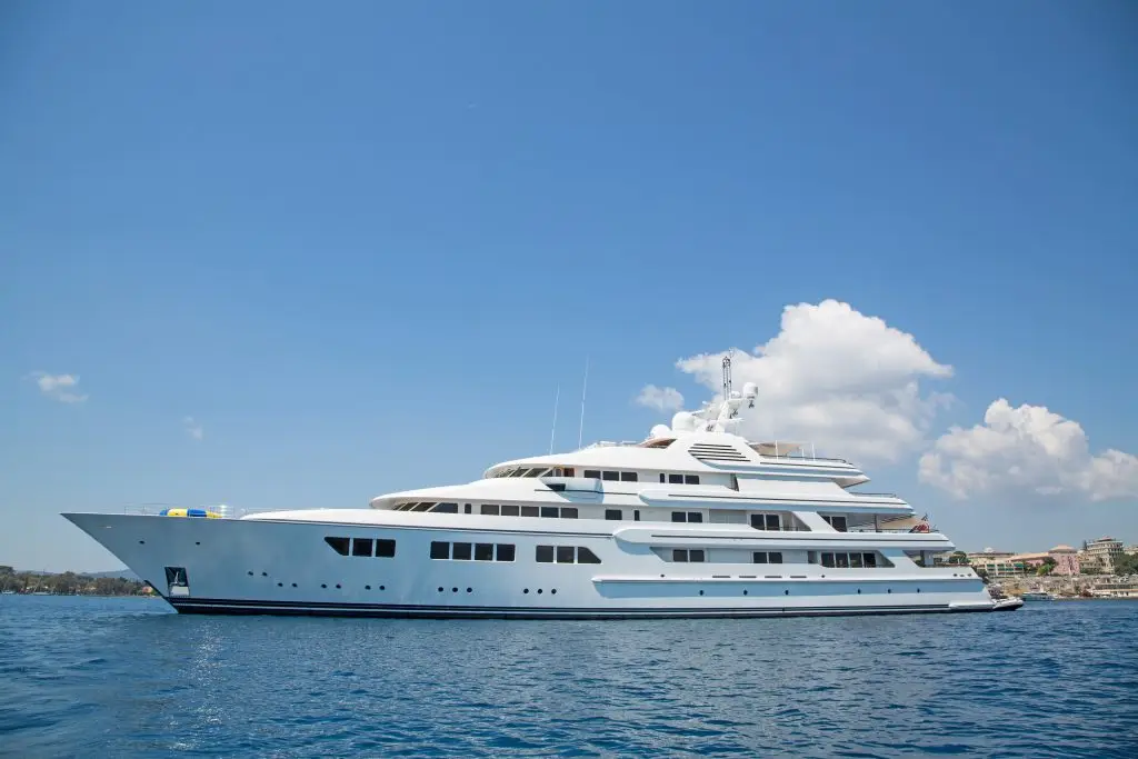 shutterstock 200911910 super yacht 1024x683